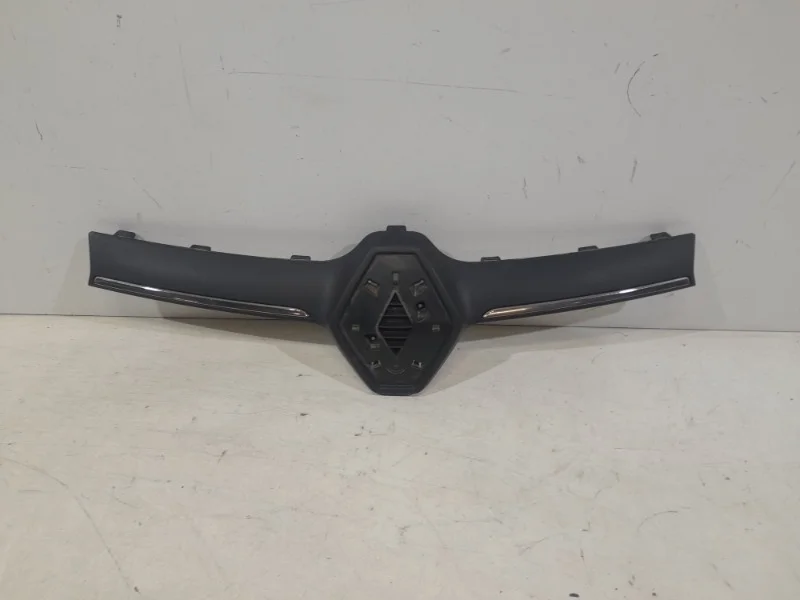 Решетка радиатора Renault Logan 2018-