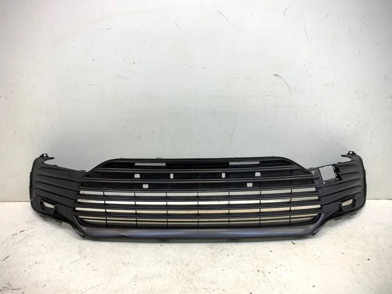 Решетка бампера Toyota Camry 2020-2023 70