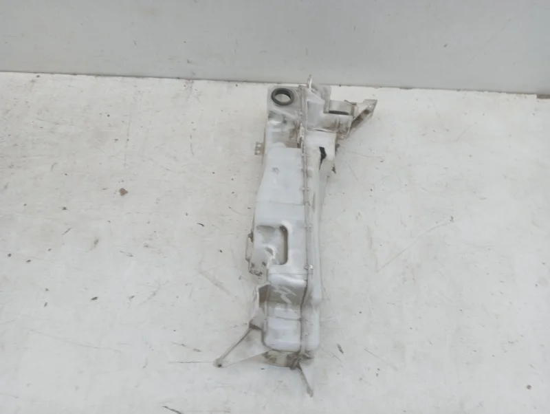 Бачок омывателя Toyota Land Cruiser 2012-2021 200