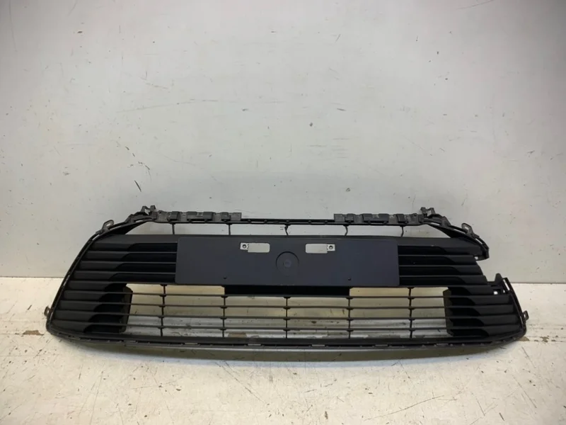 Решетка бампера Toyota Corolla 2018-2022 E210