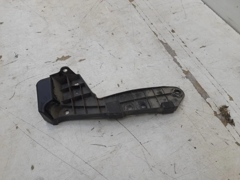 Кронштейн бампера Toyota Camry 2017-2023 70