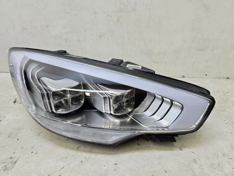 Фара Kia Quoris 2015-