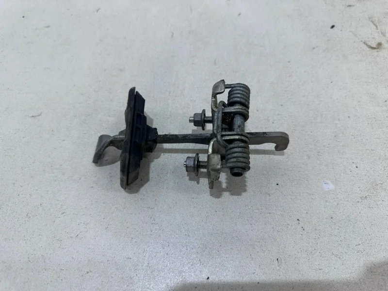 Ограничитель двери Renault Duster 2010-2021