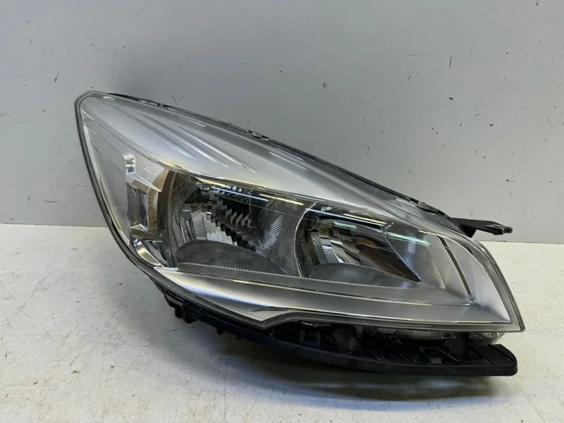 Фара Ford Kuga 2013-2016