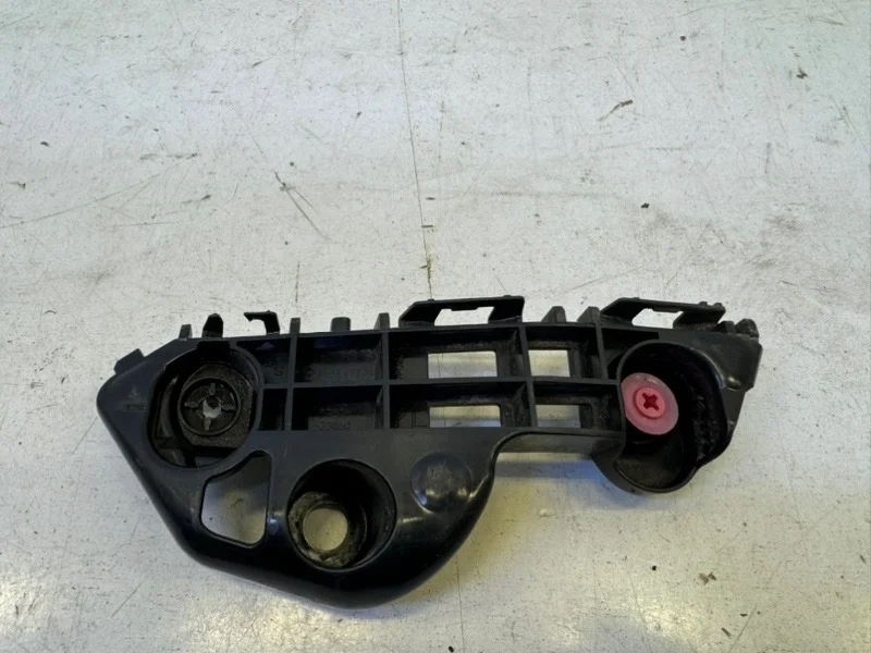 Кронштейн бампера Toyota Camry 2017-2023 V70