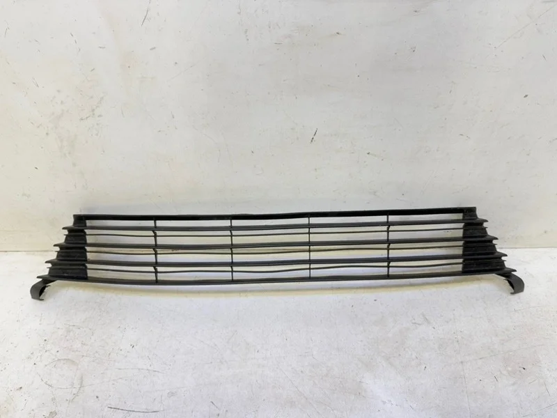 Решетка бампера Toyota Corolla 2016-2020 E180