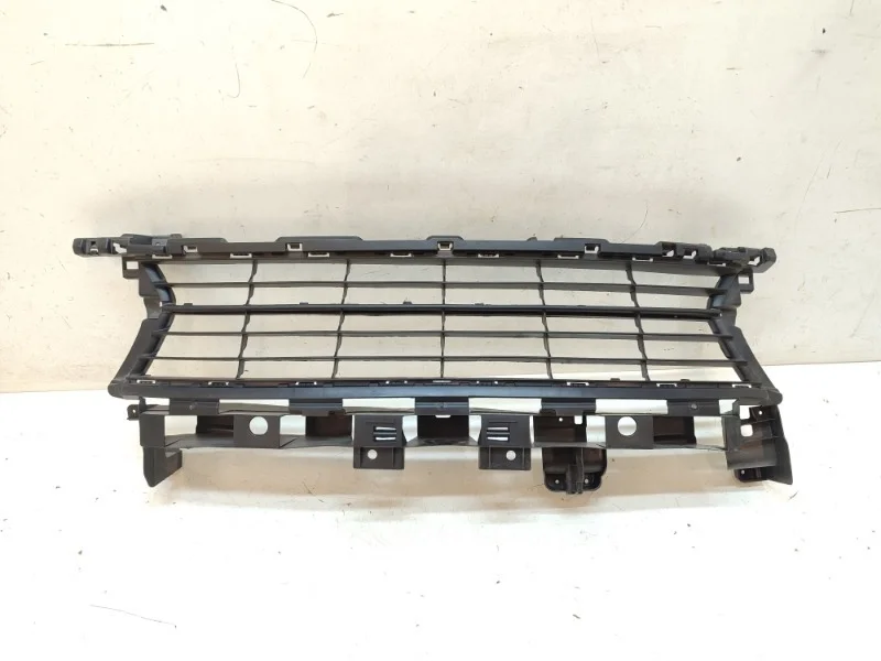 Решетка бампера Renault Logan 2014-2018