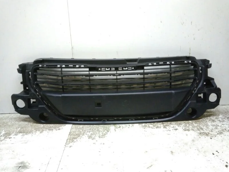 Решетка бампера Peugeot 301