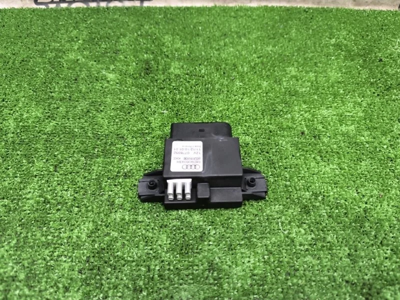 Блок управления топливным насосом Audi Q5 2011 8K0906093F 8R CDN