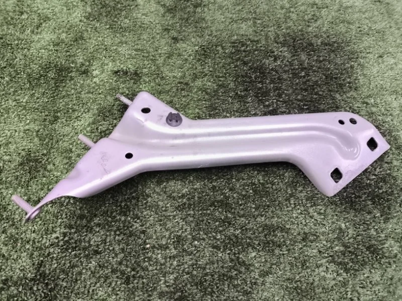 Кронштейн крыла Audi Q5 2011 8R0821135 8R CDN, передний левый