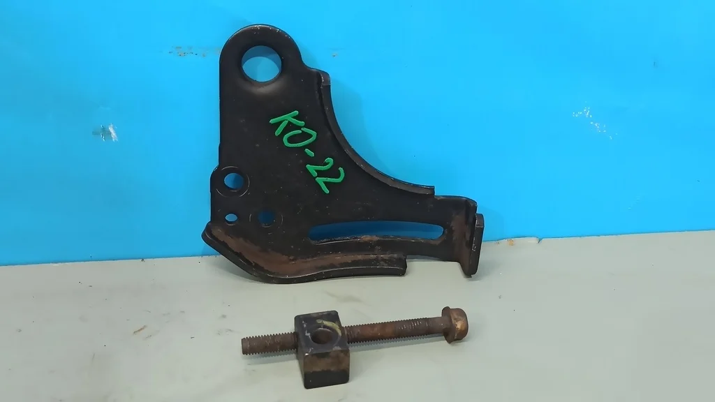 кронштейн генератора Kia Sportage 3 2010-2014 12.06.2012