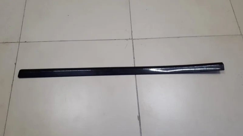 Молдинг двери передний правый Skoda Octavia A5 1Z