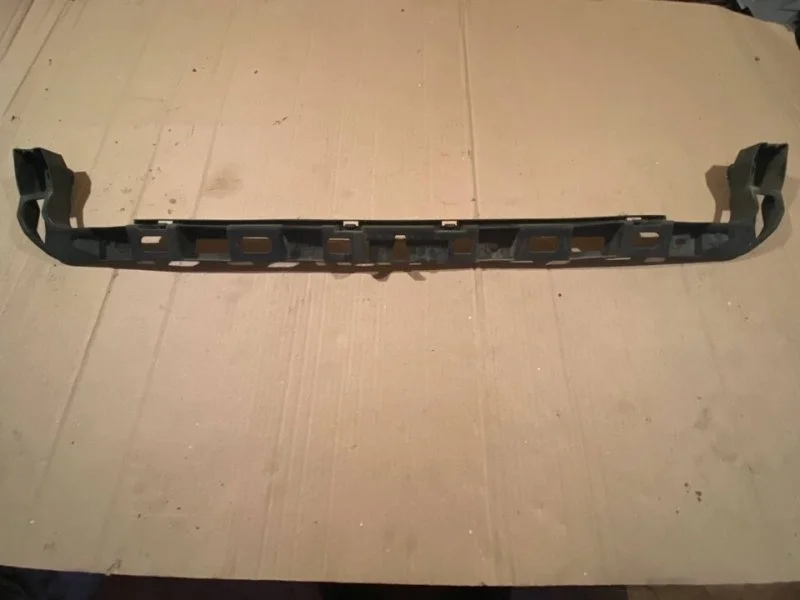 Направляющая бампера задняя Volkswagen Passat B6