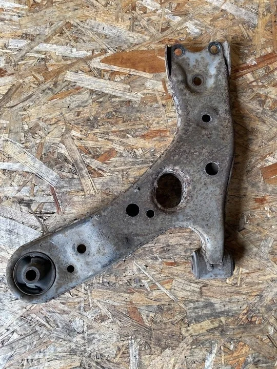 Рычаг подвески передний правый Toyota Avensis 3