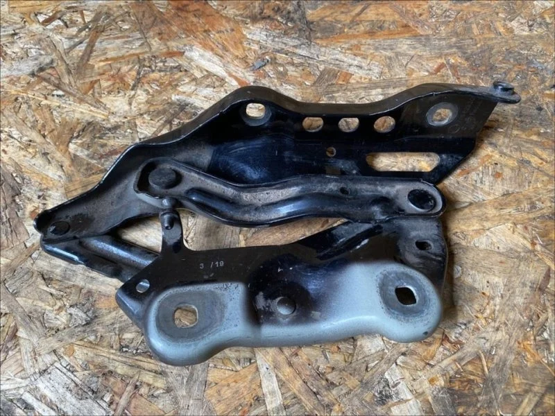 Петля капота левая Skoda Kodiaq