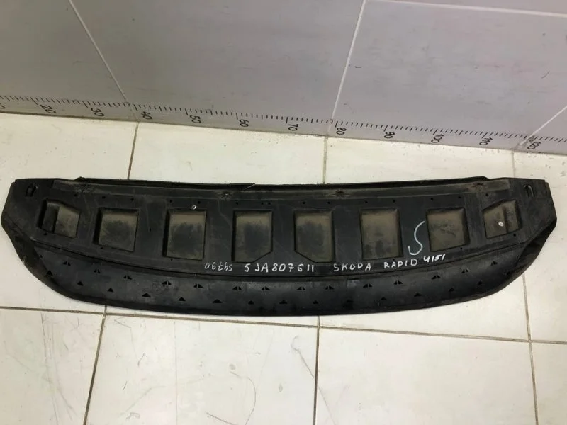 Пыльник двигателя центральный Skoda Rapid 1