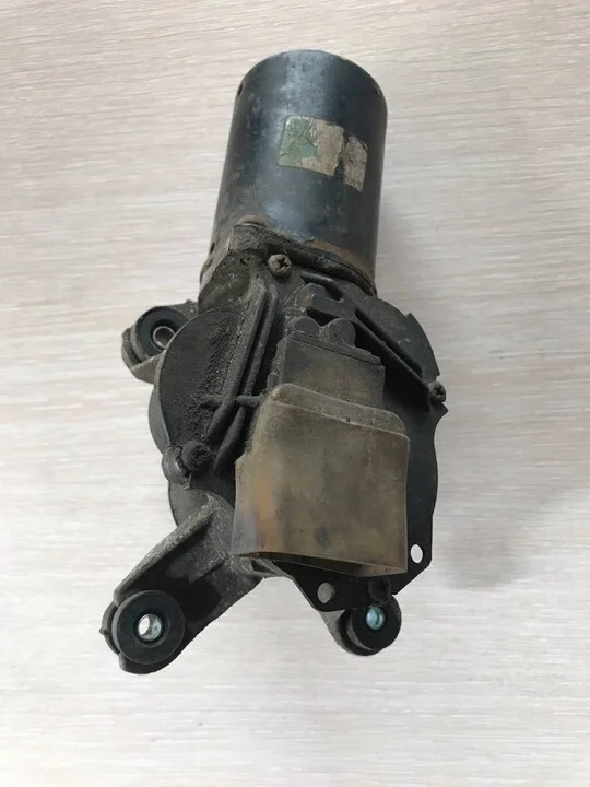 Моторчик стеклоочистителя передний Nissan Almera 1