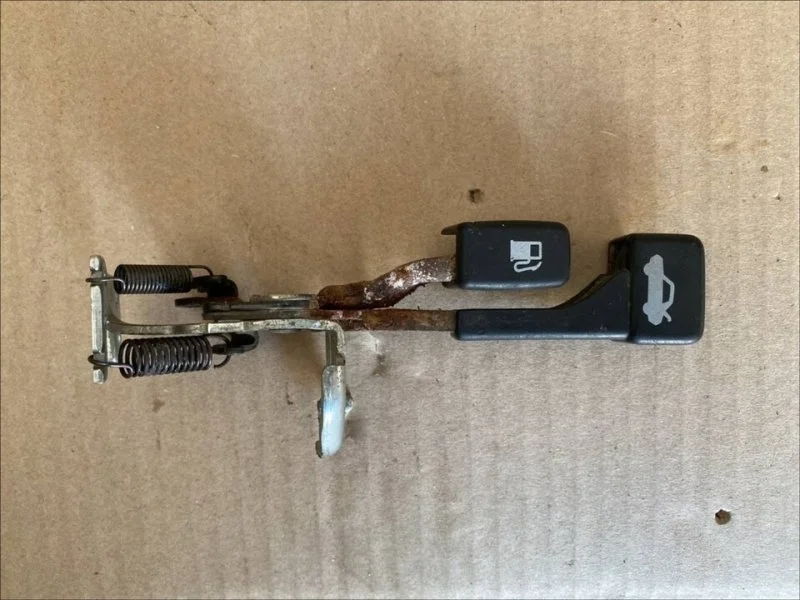 Ручка открывания багажника и бензобака Mitsubishi