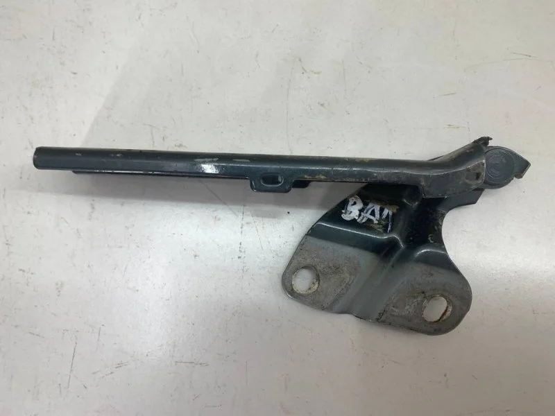 Петля капота правая Audi Q3 8U