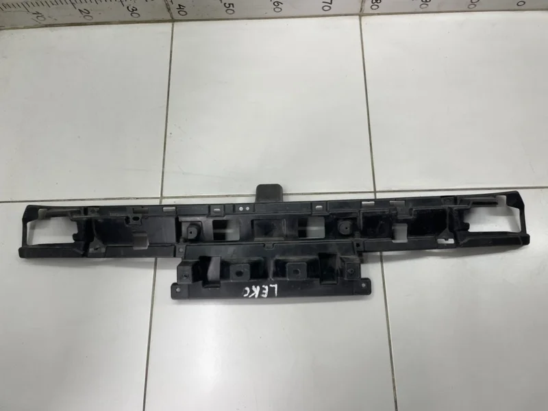 Кронштейн решетки радиатора Lexus LX570 3