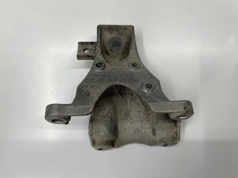 Кронштейн двигателя правый Audi A6 C6 4F2 СЕДАН