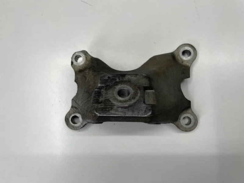 Кронштейн двигателя левый Audi A6 C6 4F2 СЕДАН AUK