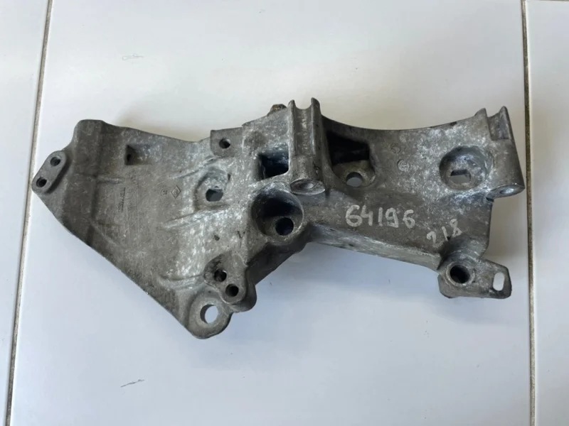 Кронштейн генератора Renault Megane 3 ХЭТЧБЕК