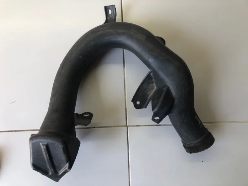 Патрубок воздушного фильтра Toyota RAV4 XA30 2013