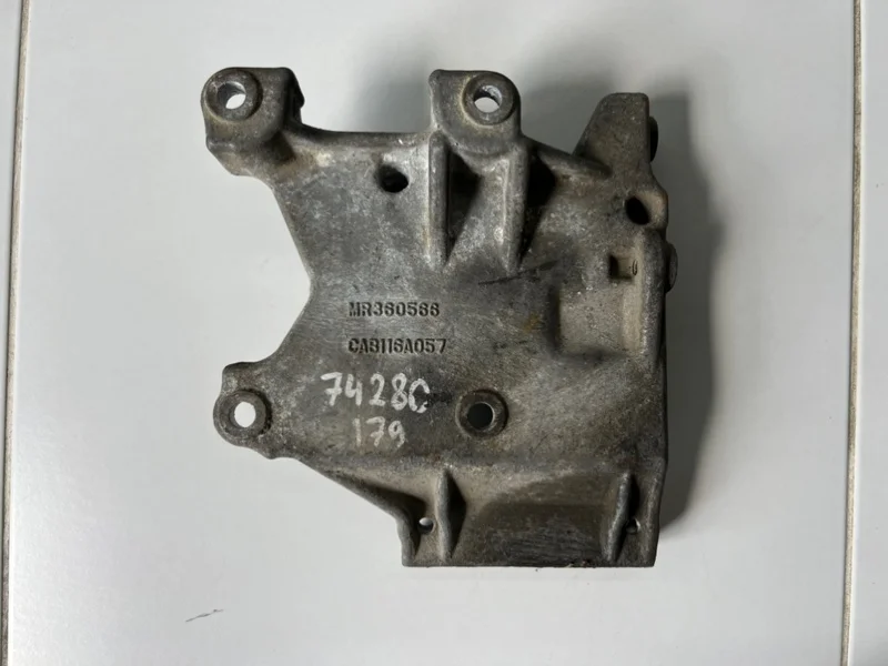 Кронштейн компрессора кондиционера Mitsubishi