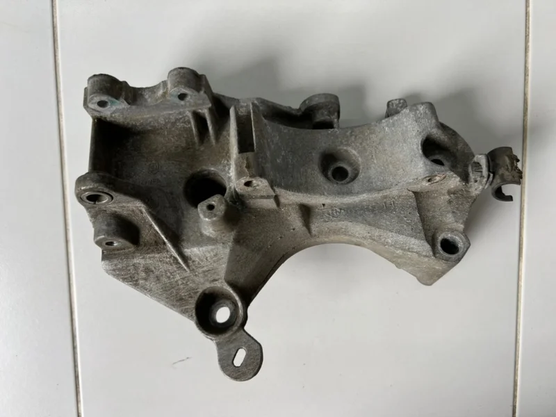 Кронштейн генератора Renault Sandero 2