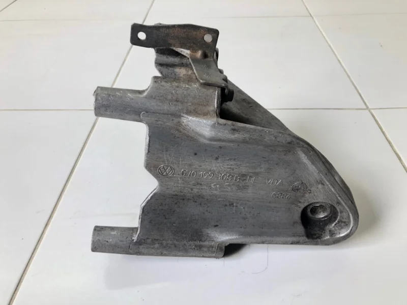 Кронштейн двигателя правый Volkswagen Touareg 1 7L