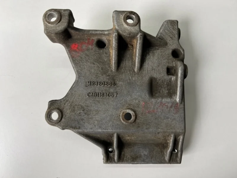 Кронштейн компрессора кондиционера Mitsubishi