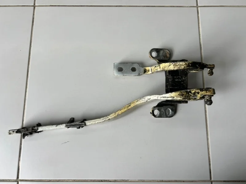 Петля двери багажника левая Volkswagen Touareg 1