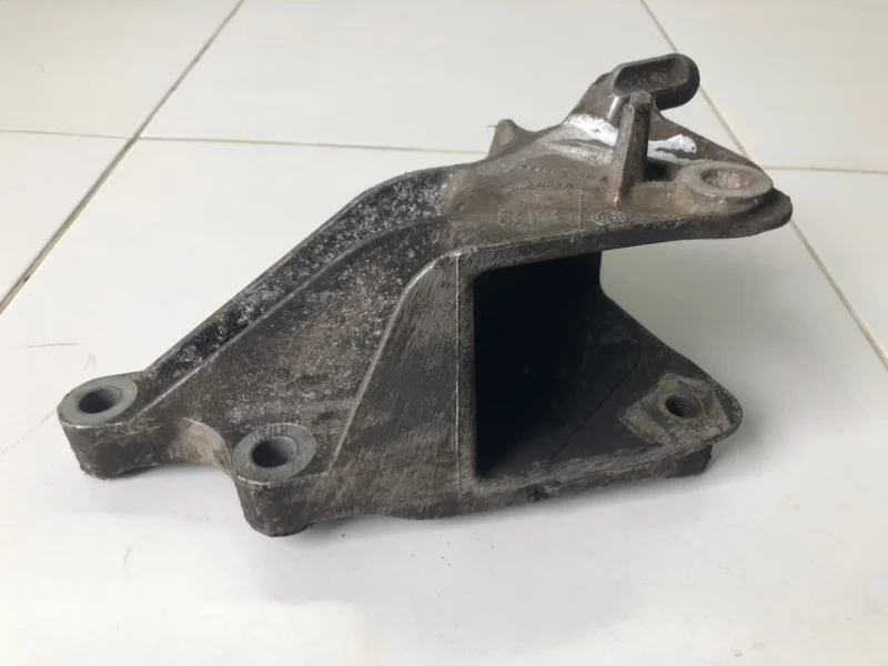 Кронштейн опоры КПП Opel Astra J 69 СЕДАН A16XER