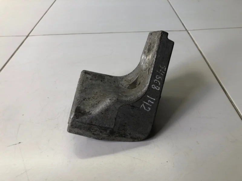 Кронштейн опоры двигателя правый Mitsubishi