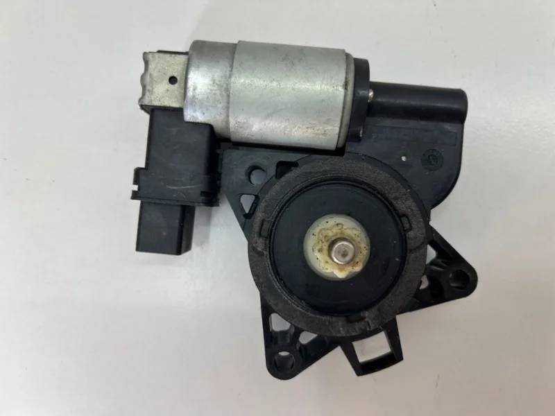 Моторчик стеклоподъемника передний правый Mazda 3