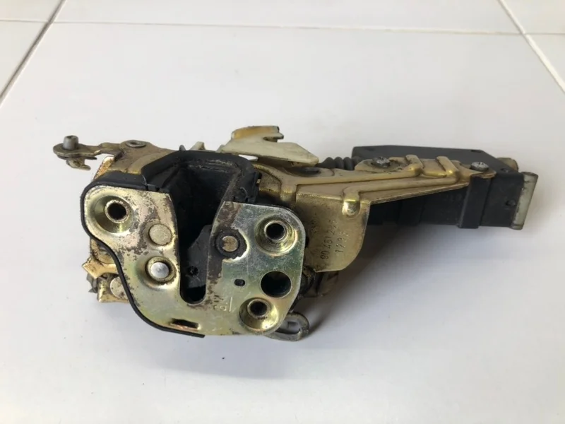 Замок двери передний левый Saab 900 NG 2.0