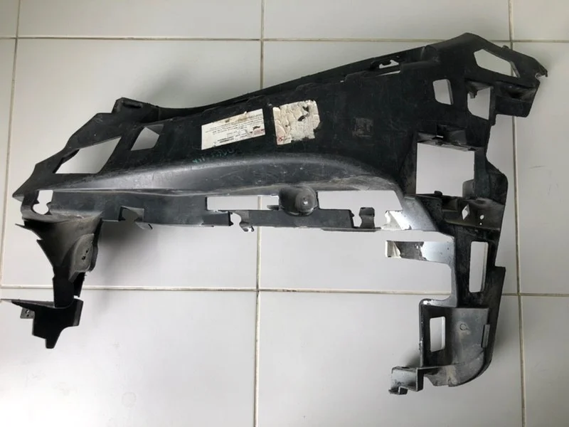 Кронштейн бампера передний левый Mercedes-Benz