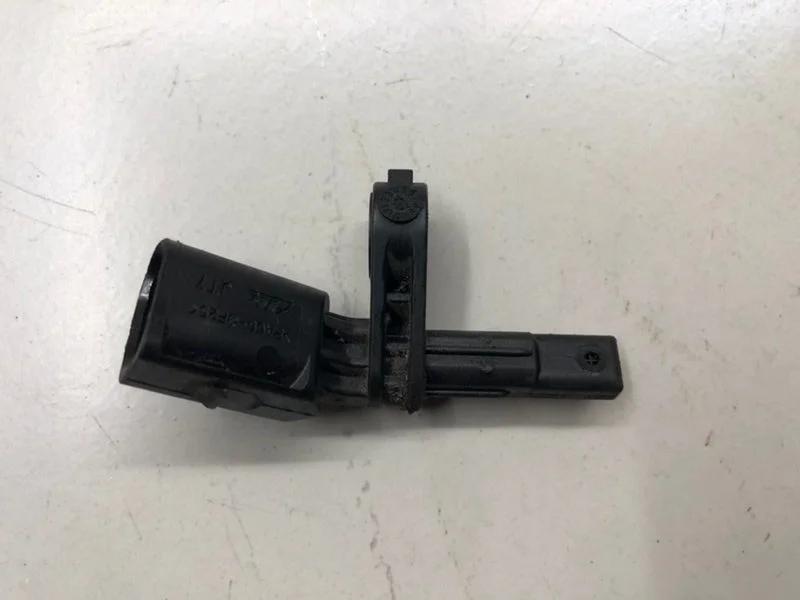 Датчик ABS передний правый Volkswagen Passat B7