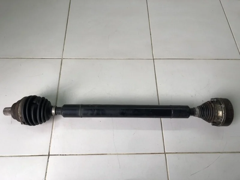 Полуось (привод) передний правый Volkswagen Passat