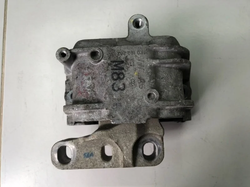 Опора двигателя правая Volkswagen Passat B7 СЕДАН