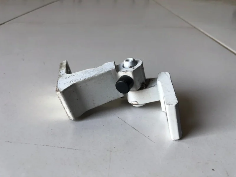 Петля двери верхняя левая Skoda Rapid 1 ЛИФТБЭК