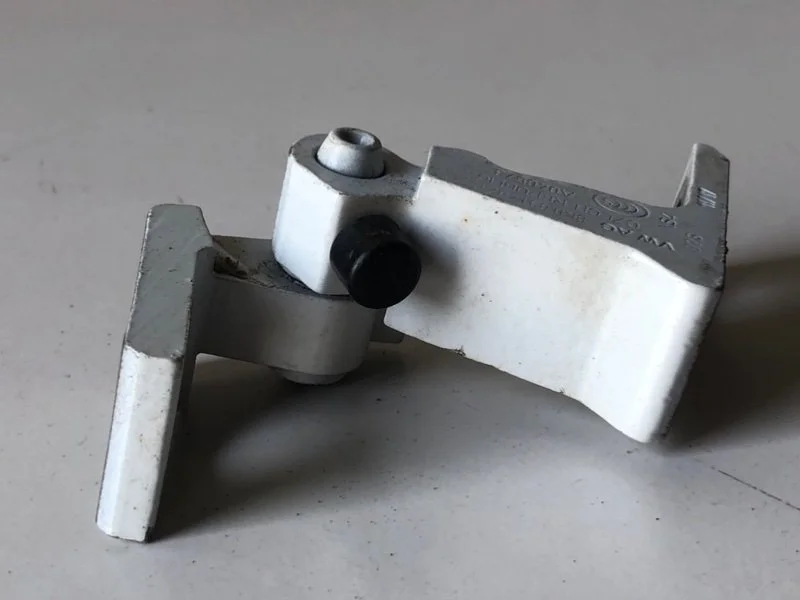 Петля двери нижняя правая Skoda Rapid 1 ЛИФТБЭК