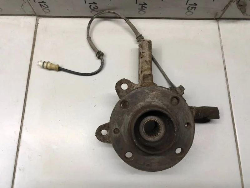 Кулак поворотный передний левый Renault Clio 2