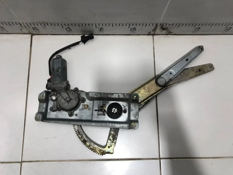 Стеклоподъемник элект. передний левый Saab 900 NG