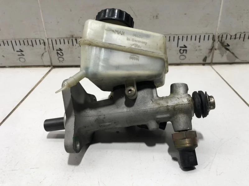 Цилиндр тормозной главный Mercedes-Benz C-Class