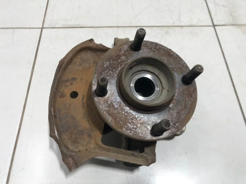 Кулак поворотный передний правый Nissan Almera