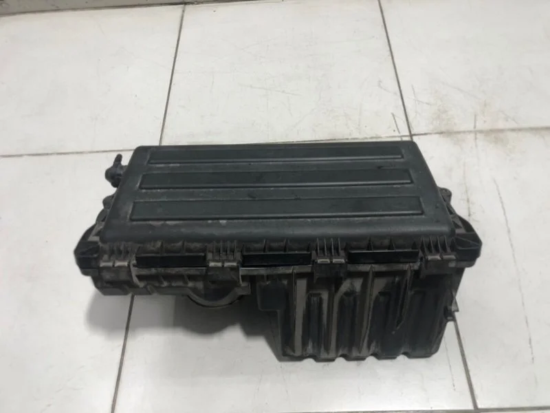 Корпус воздушного фильтра Skoda Fabia 2 5J2