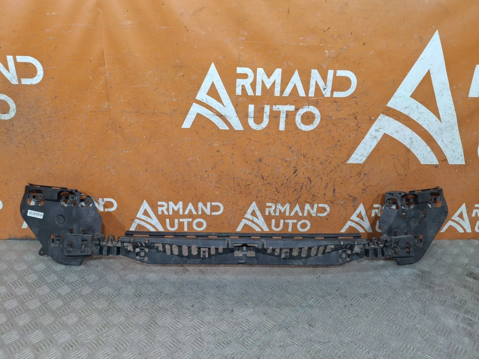 Кронштейн бампера центральный BMW 5 series 2016-нв G30 G31