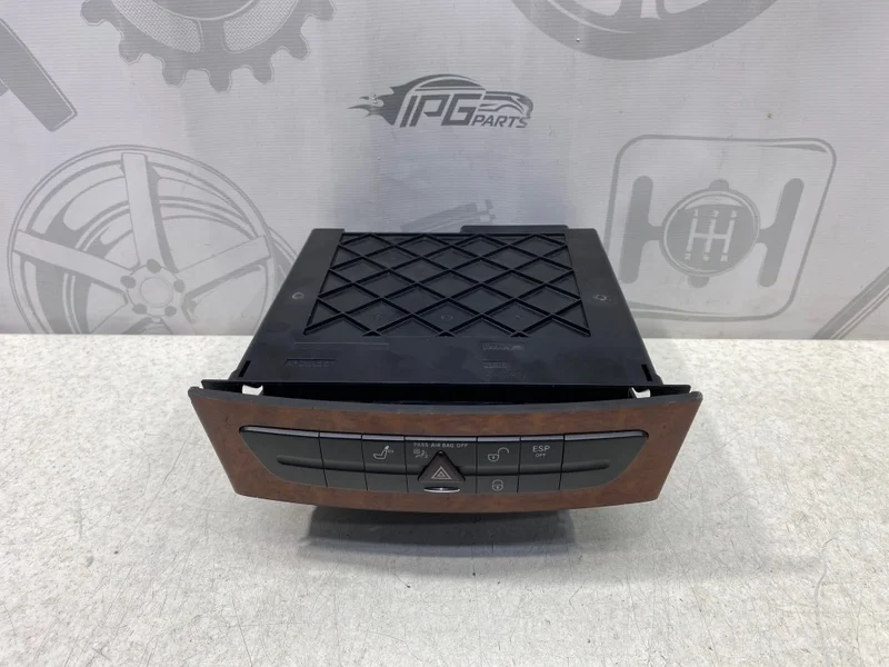 Вещевой отсек центральной консоли Mercedes-benz 2007 W211